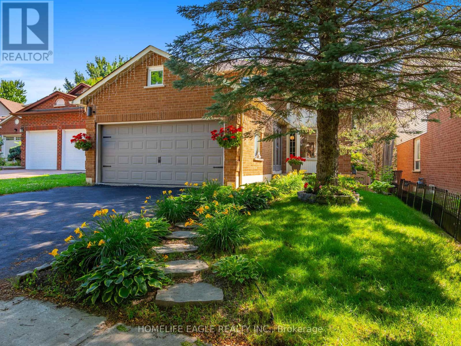 Photo 1 of 30 Moffat Crescent, Aurora ON
