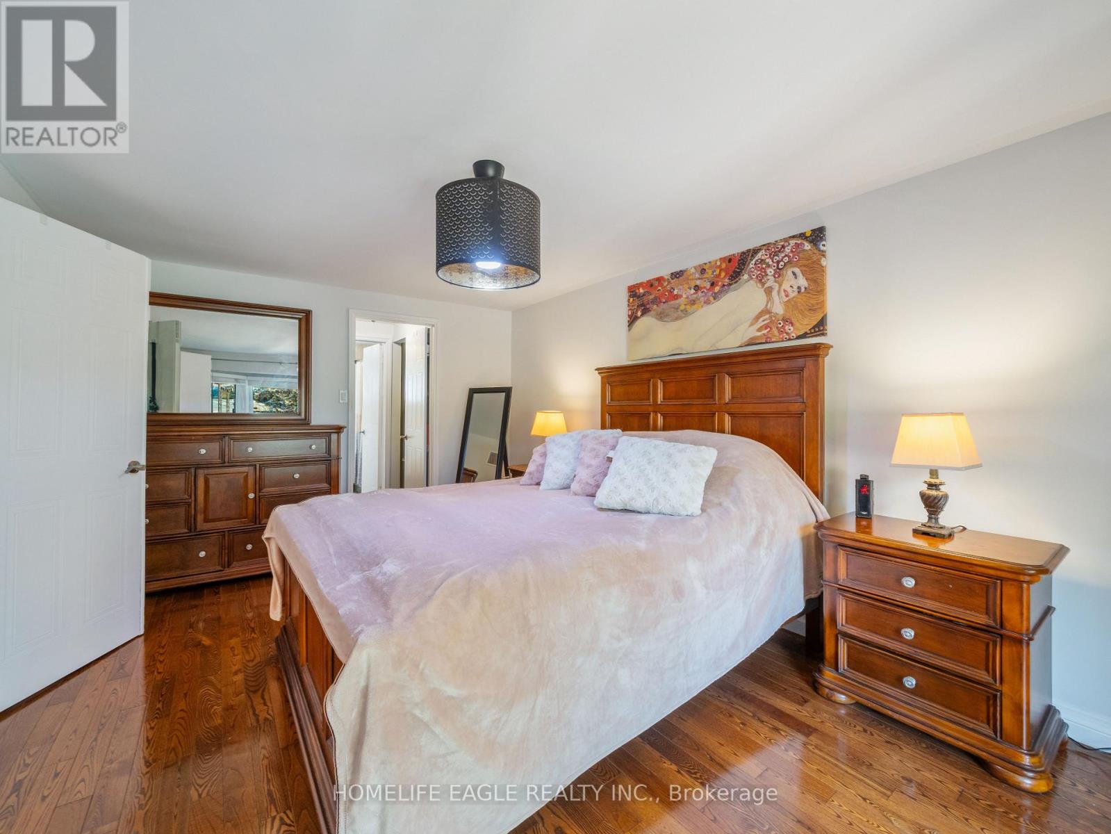 Photo 11 of 30 Moffat Crescent, Aurora ON