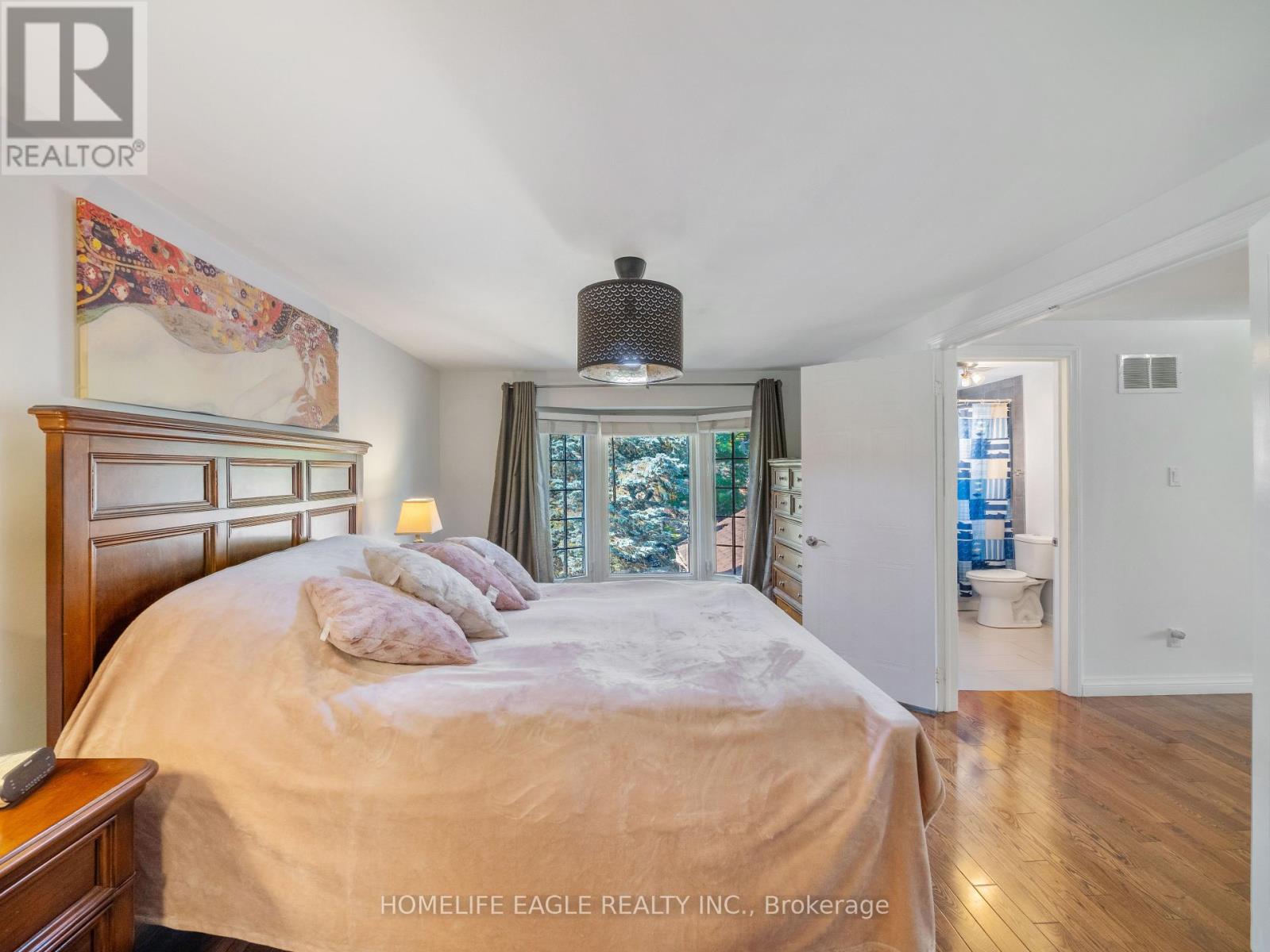 Photo 12 of 30 Moffat Crescent, Aurora ON
