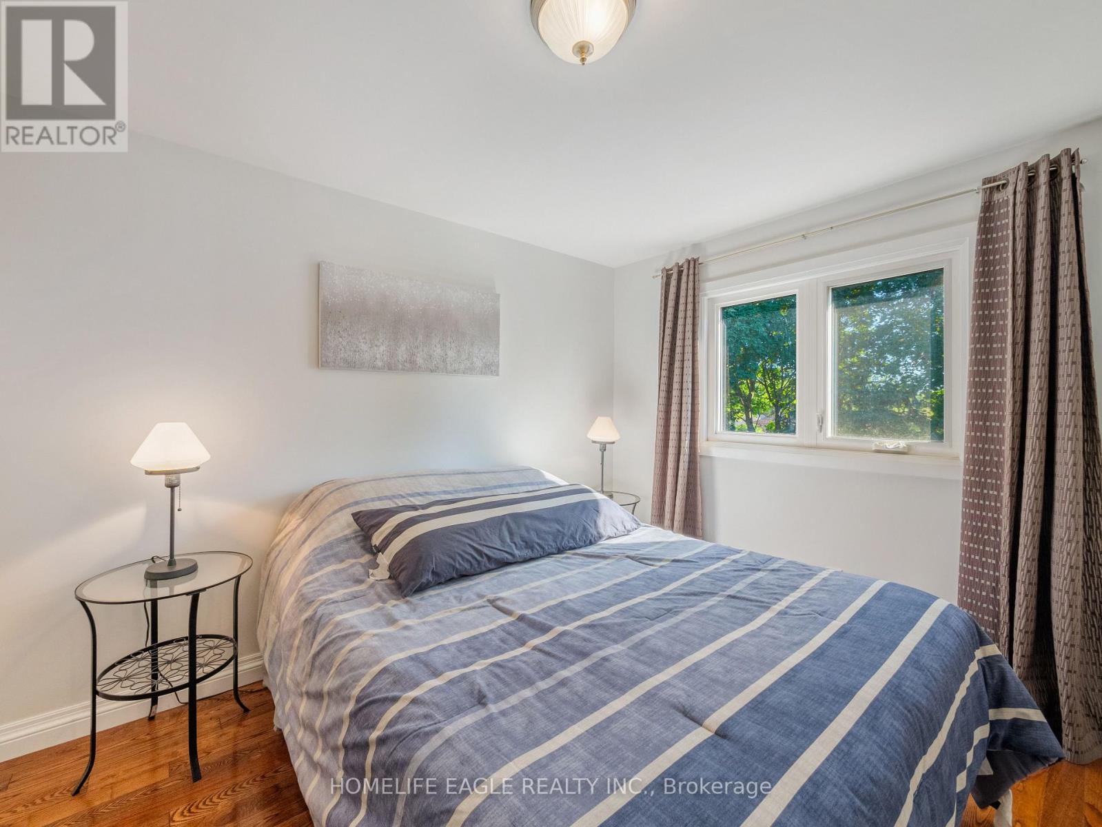 Photo 15 of 30 Moffat Crescent, Aurora ON