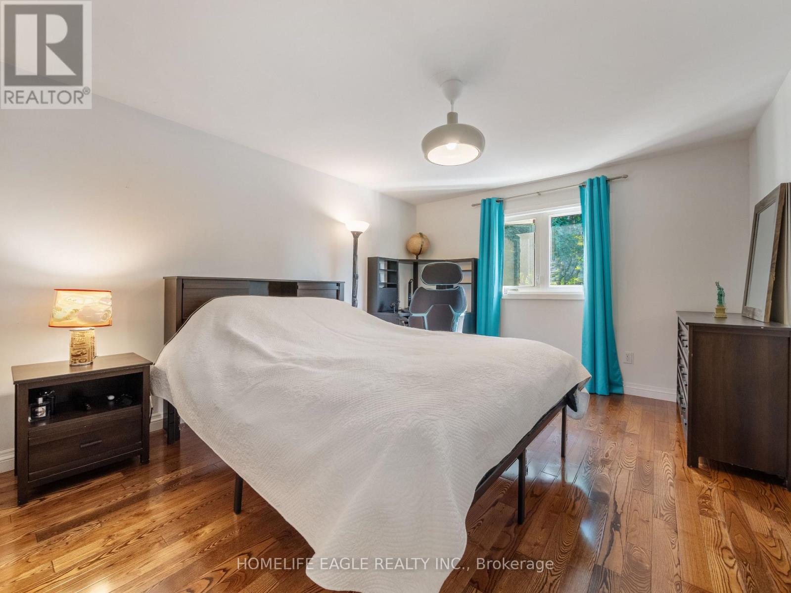 Photo 16 of 30 Moffat Crescent, Aurora ON