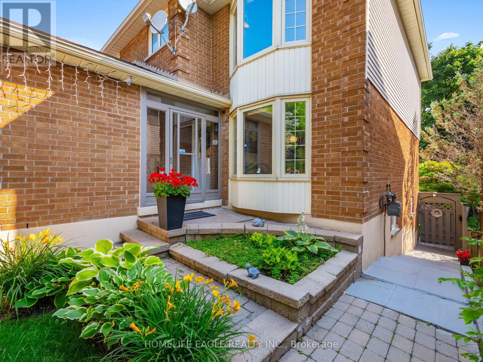 Photo 2 of 30 Moffat Crescent, Aurora ON