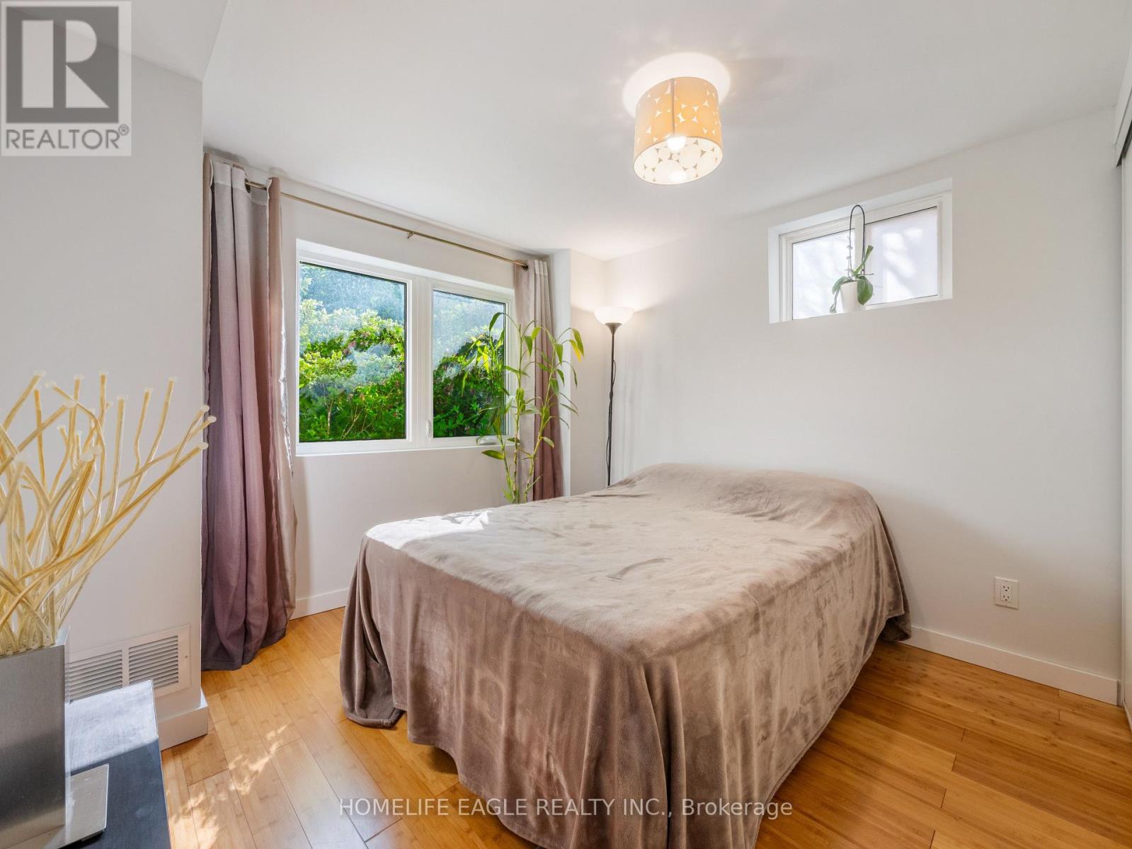 Photo 23 of 30 Moffat Crescent, Aurora ON