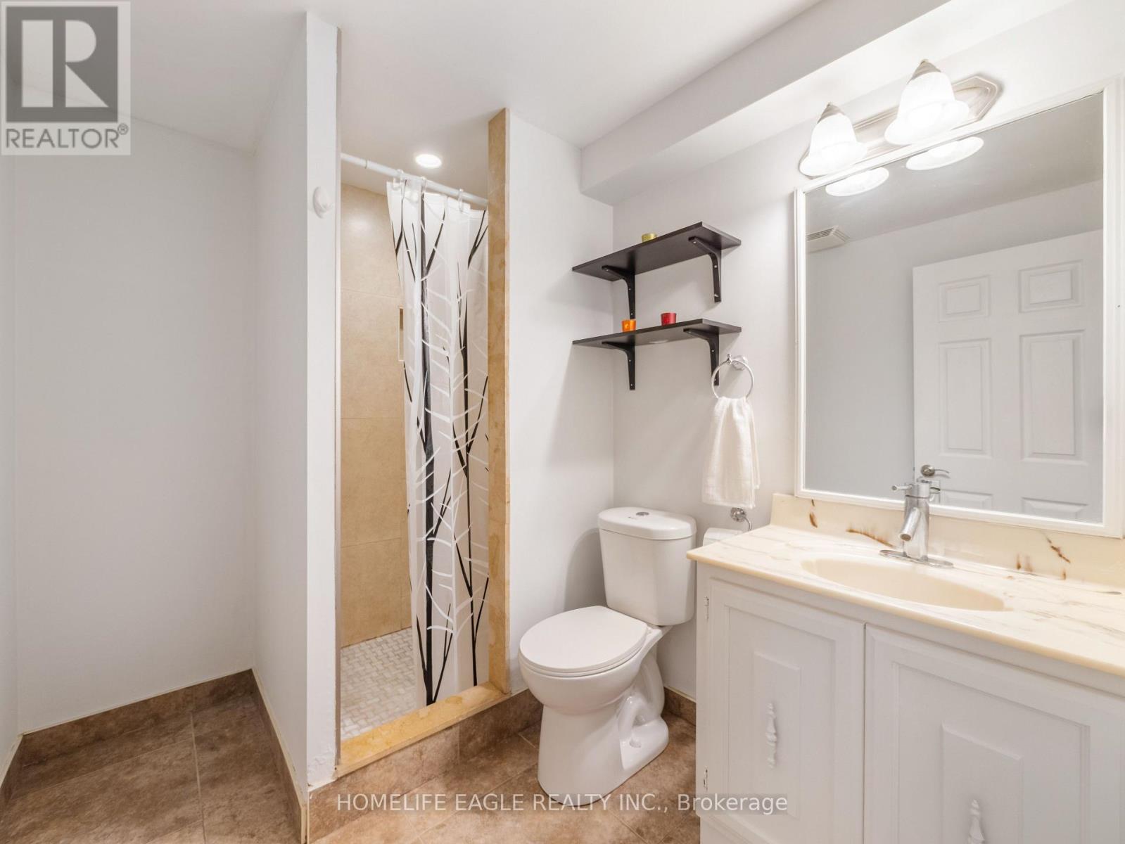 Photo 24 of 30 Moffat Crescent, Aurora ON