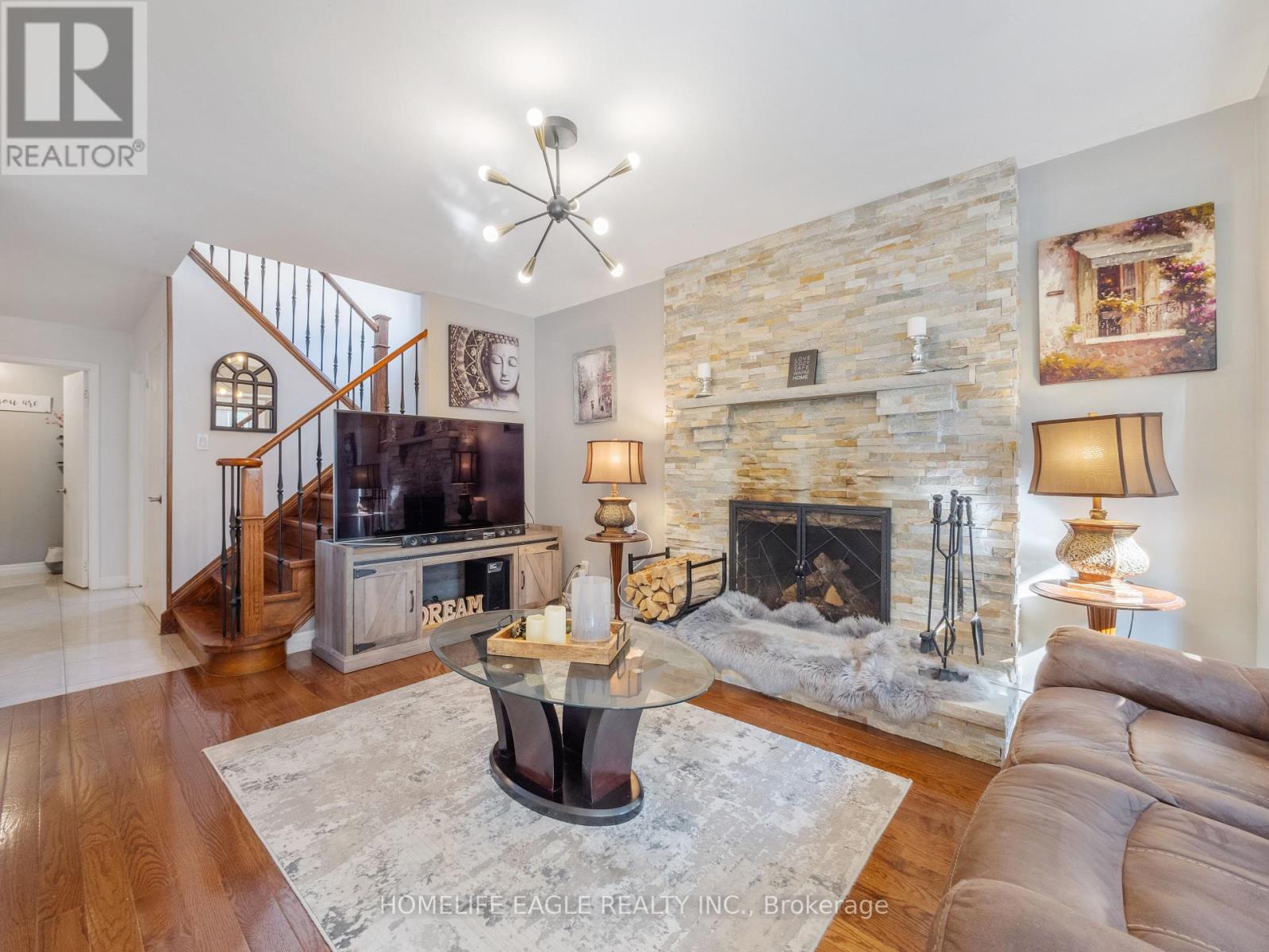 Photo 3 of 30 Moffat Crescent, Aurora ON