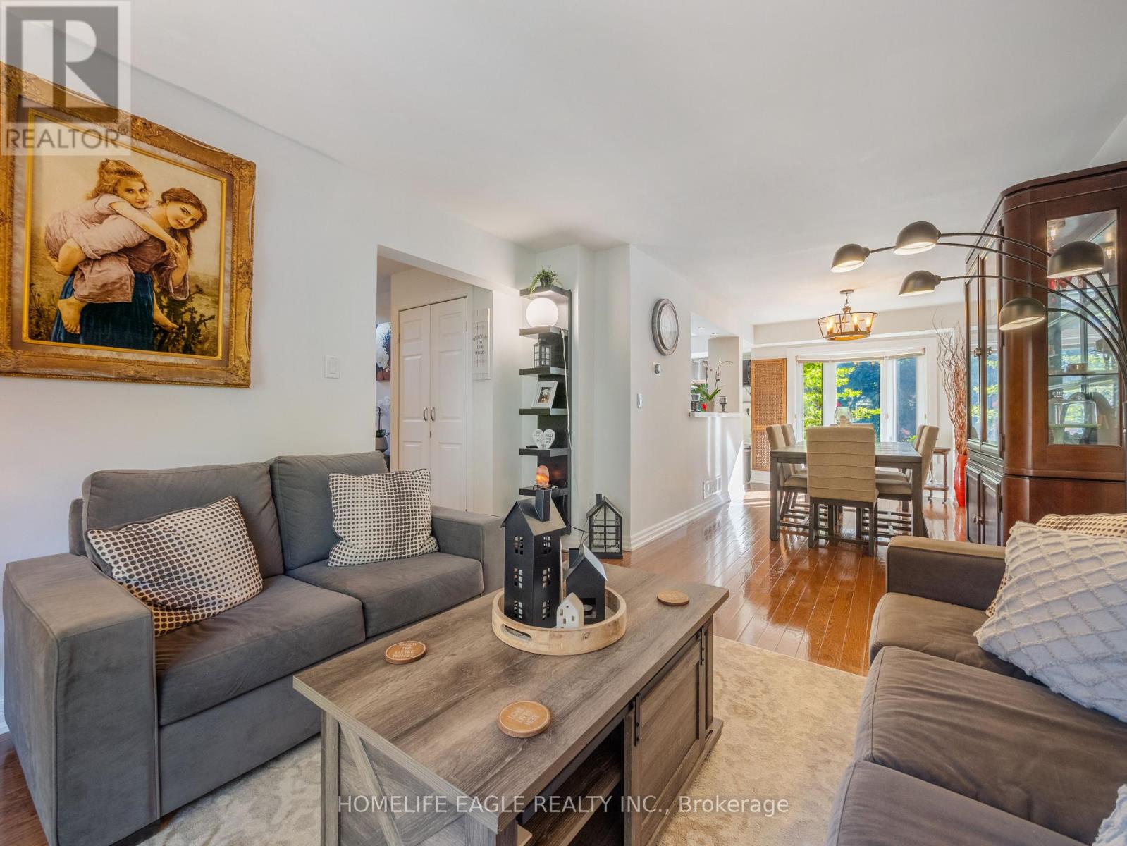 Photo 7 of 30 Moffat Crescent, Aurora ON
