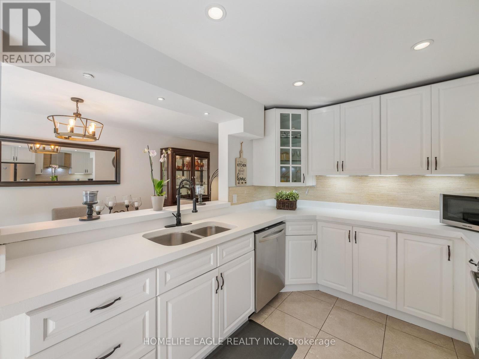 Photo 8 of 30 Moffat Crescent, Aurora ON