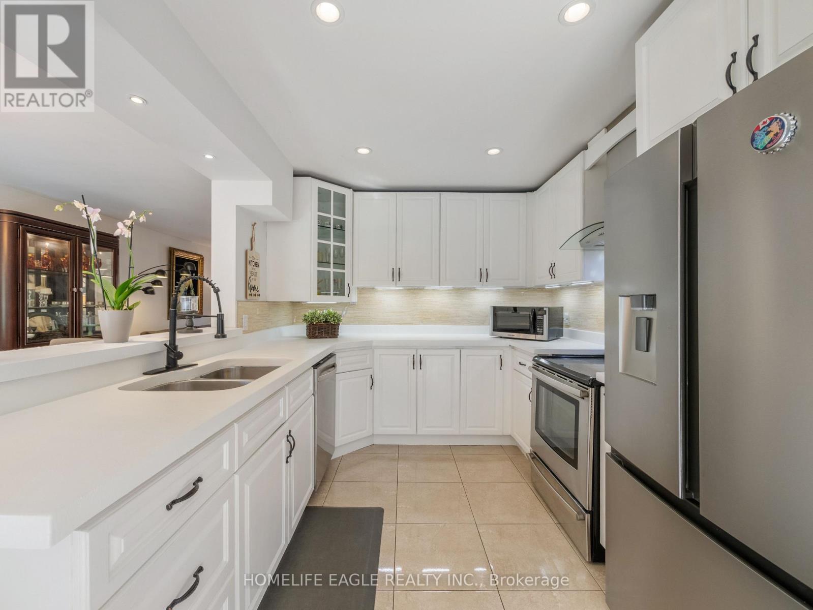 Photo 9 of 30 Moffat Crescent, Aurora ON