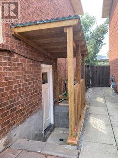 Photo 2 of 4 Glouster Court, Richmond Hill ON