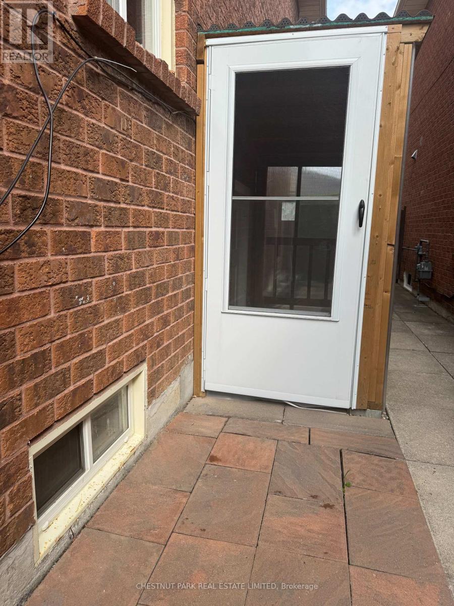 Photo 3 of 4 Glouster Court, Richmond Hill ON