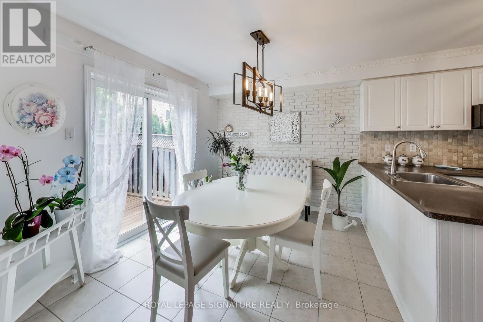 Photo 10 of 65 Red River Crescent, Newmarket ON