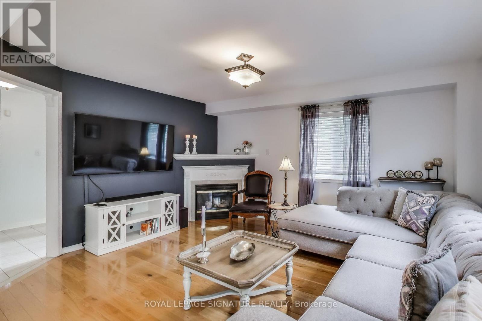 Photo 11 of 65 Red River Crescent, Newmarket ON