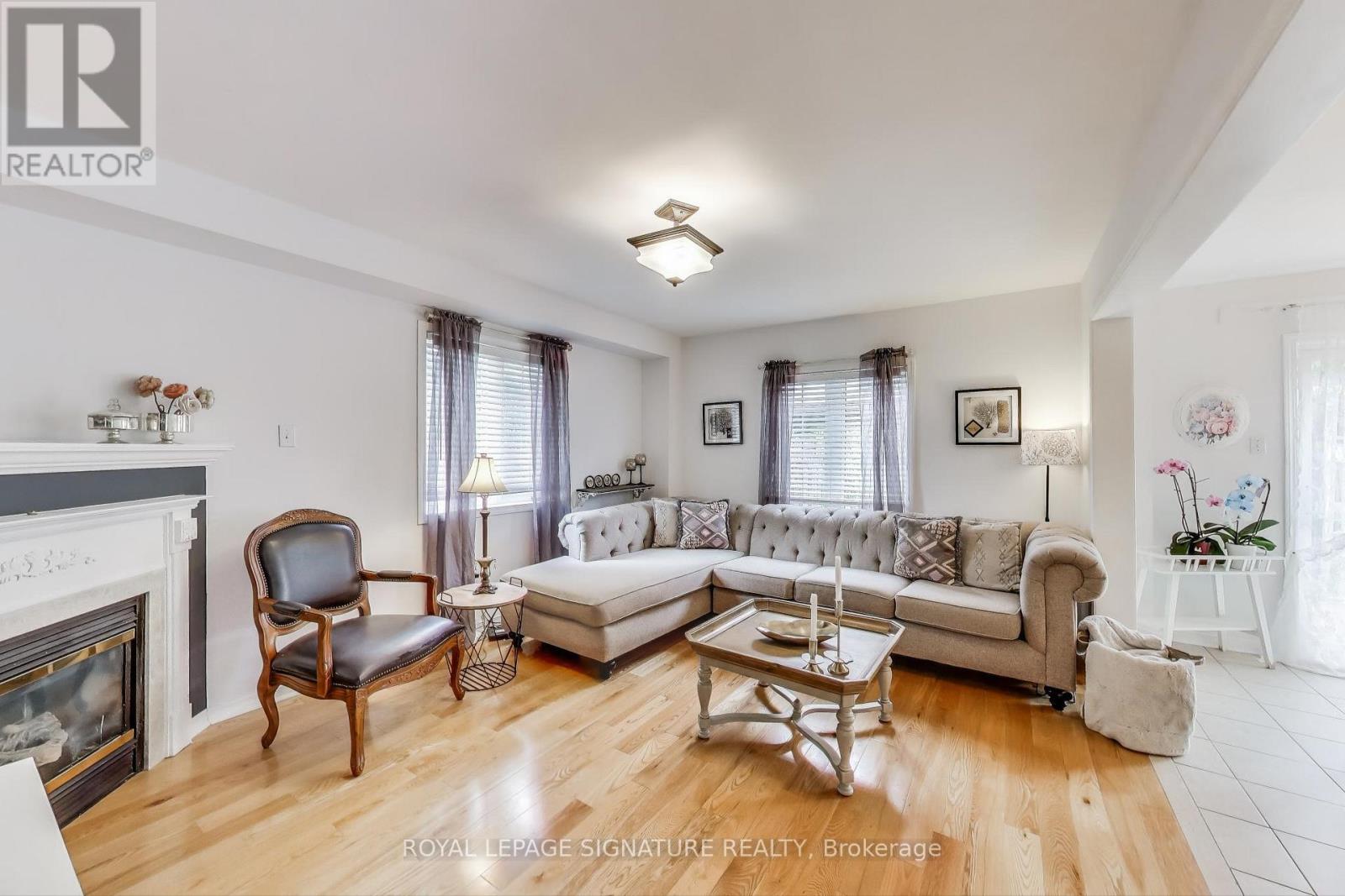 Photo 12 of 65 Red River Crescent, Newmarket ON