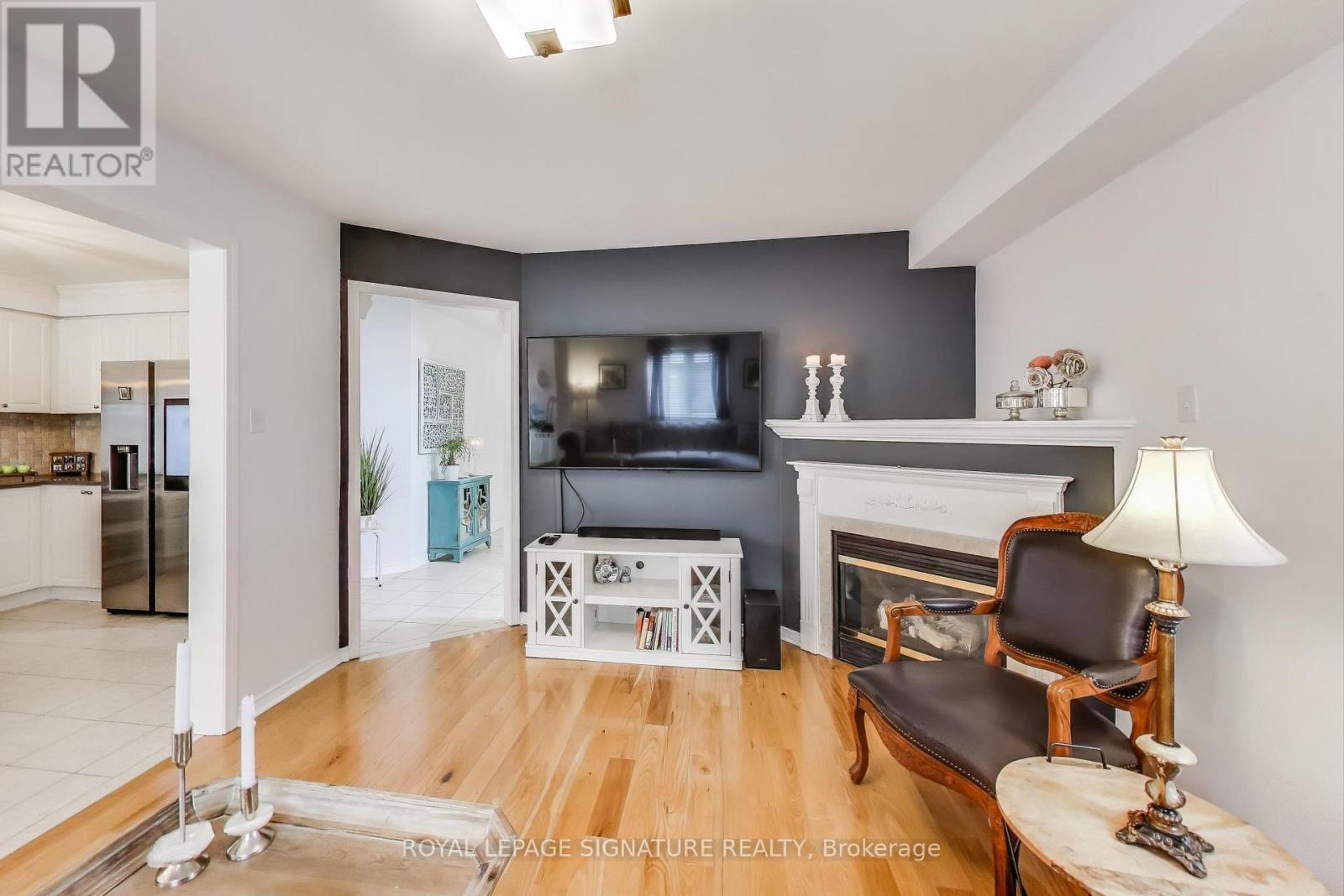 Photo 13 of 65 Red River Crescent, Newmarket ON