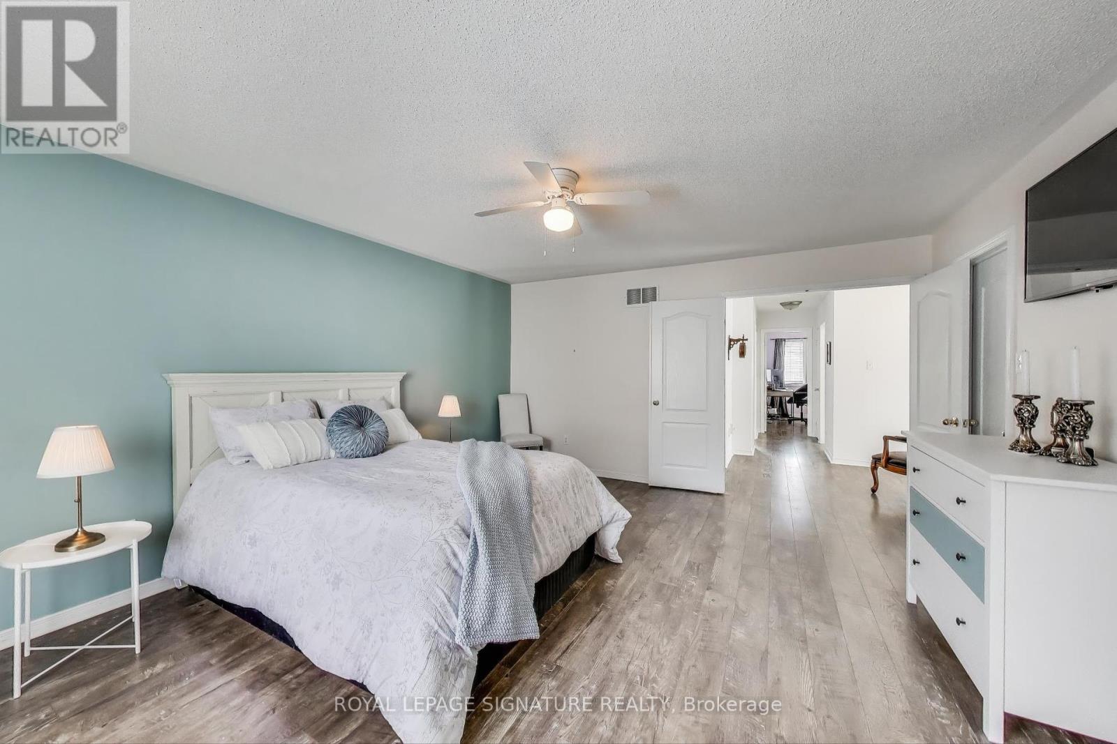 Photo 17 of 65 Red River Crescent, Newmarket ON