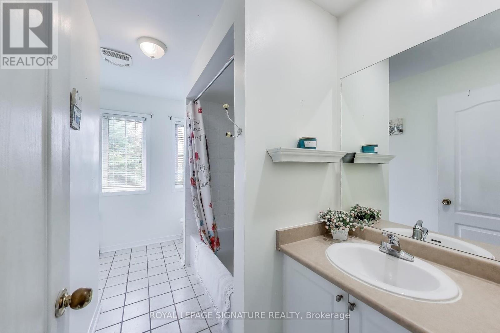 Photo 24 of 65 Red River Crescent, Newmarket ON