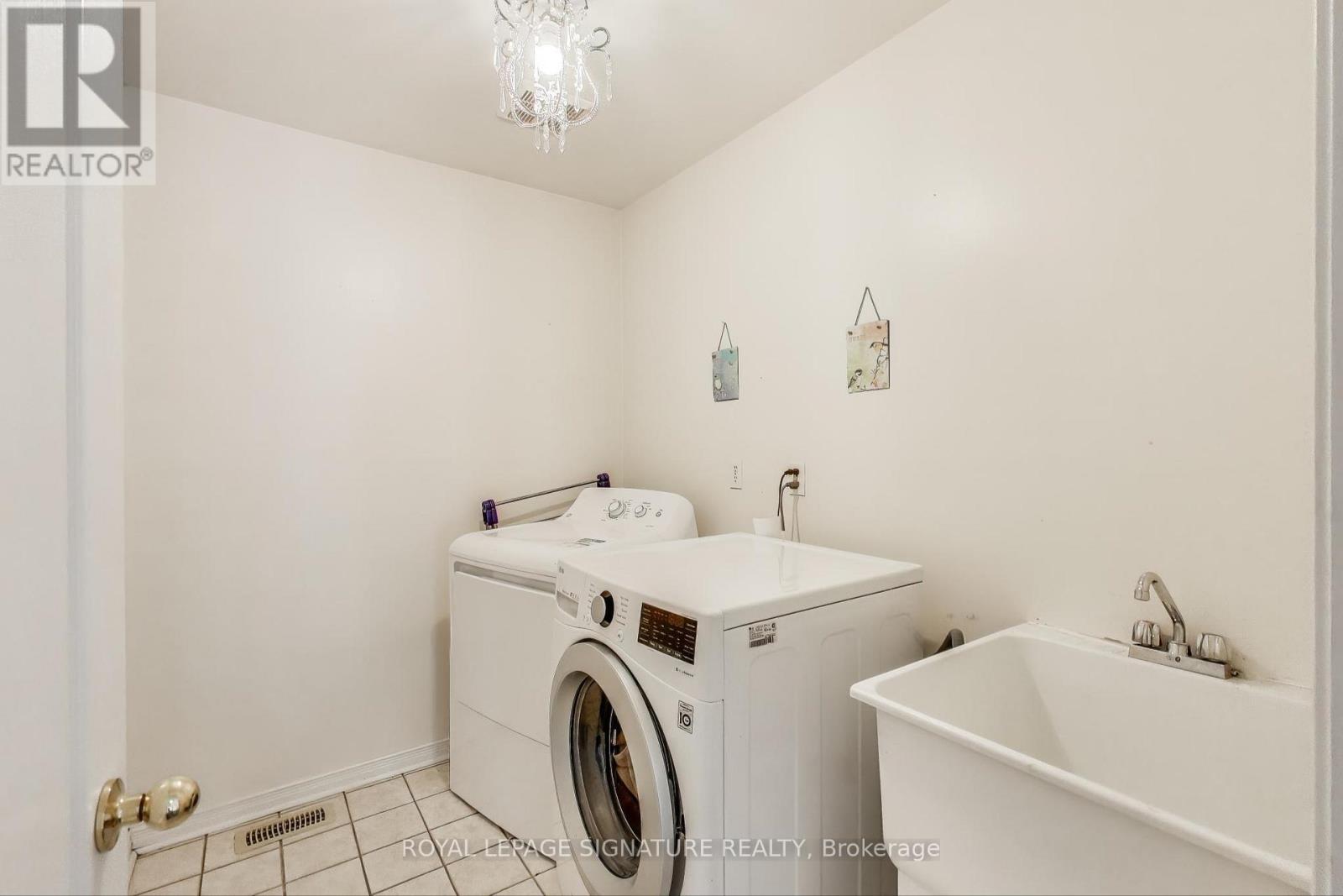 Photo 25 of 65 Red River Crescent, Newmarket ON