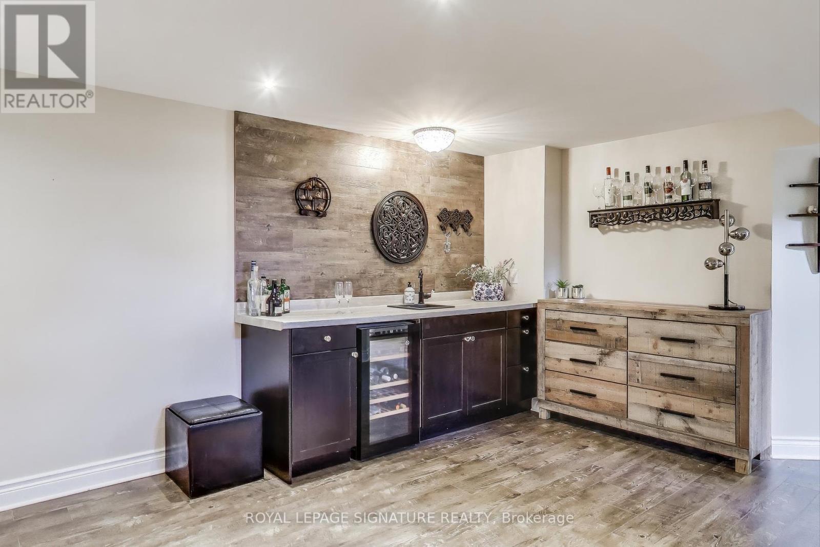 Photo 29 of 65 Red River Crescent, Newmarket ON