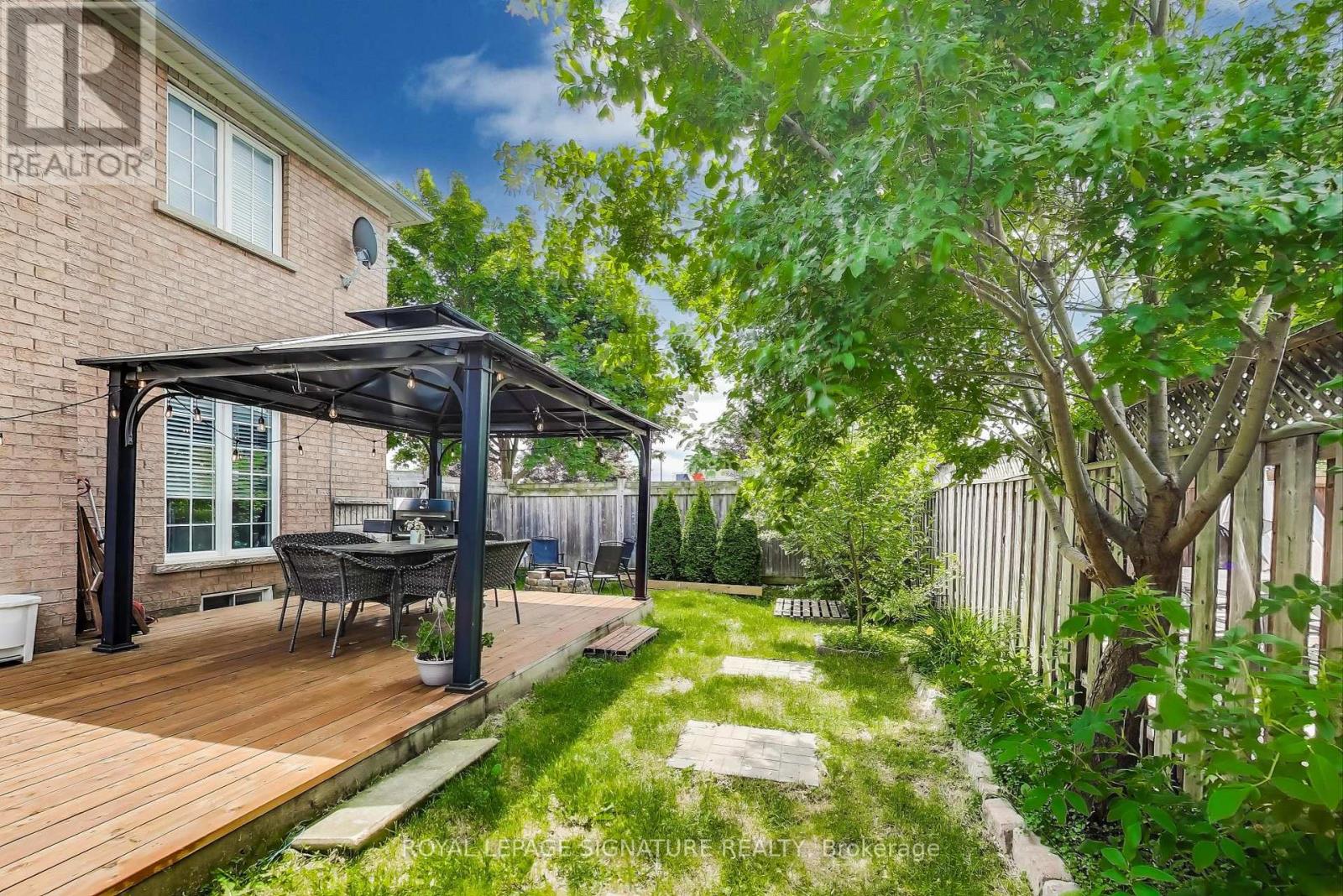 Photo 35 of 65 Red River Crescent, Newmarket ON