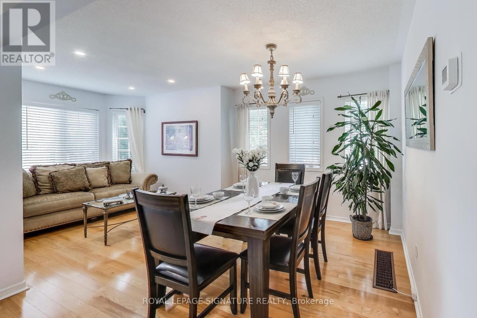 Photo 5 of 65 Red River Crescent, Newmarket ON