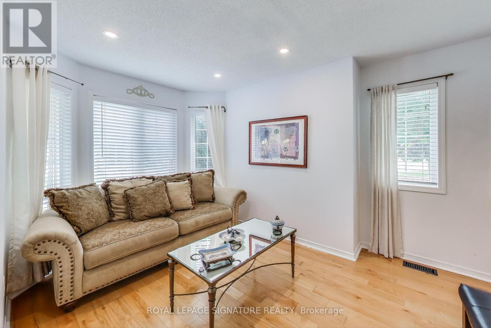 Photo 6 of 65 Red River Crescent, Newmarket ON