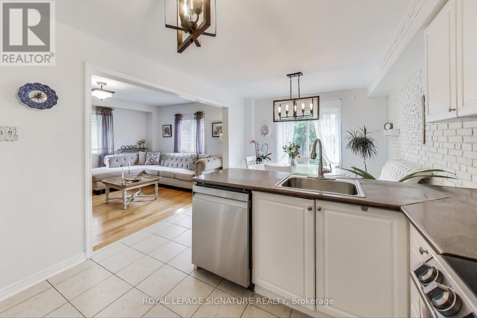 Photo 9 of 65 Red River Crescent, Newmarket ON