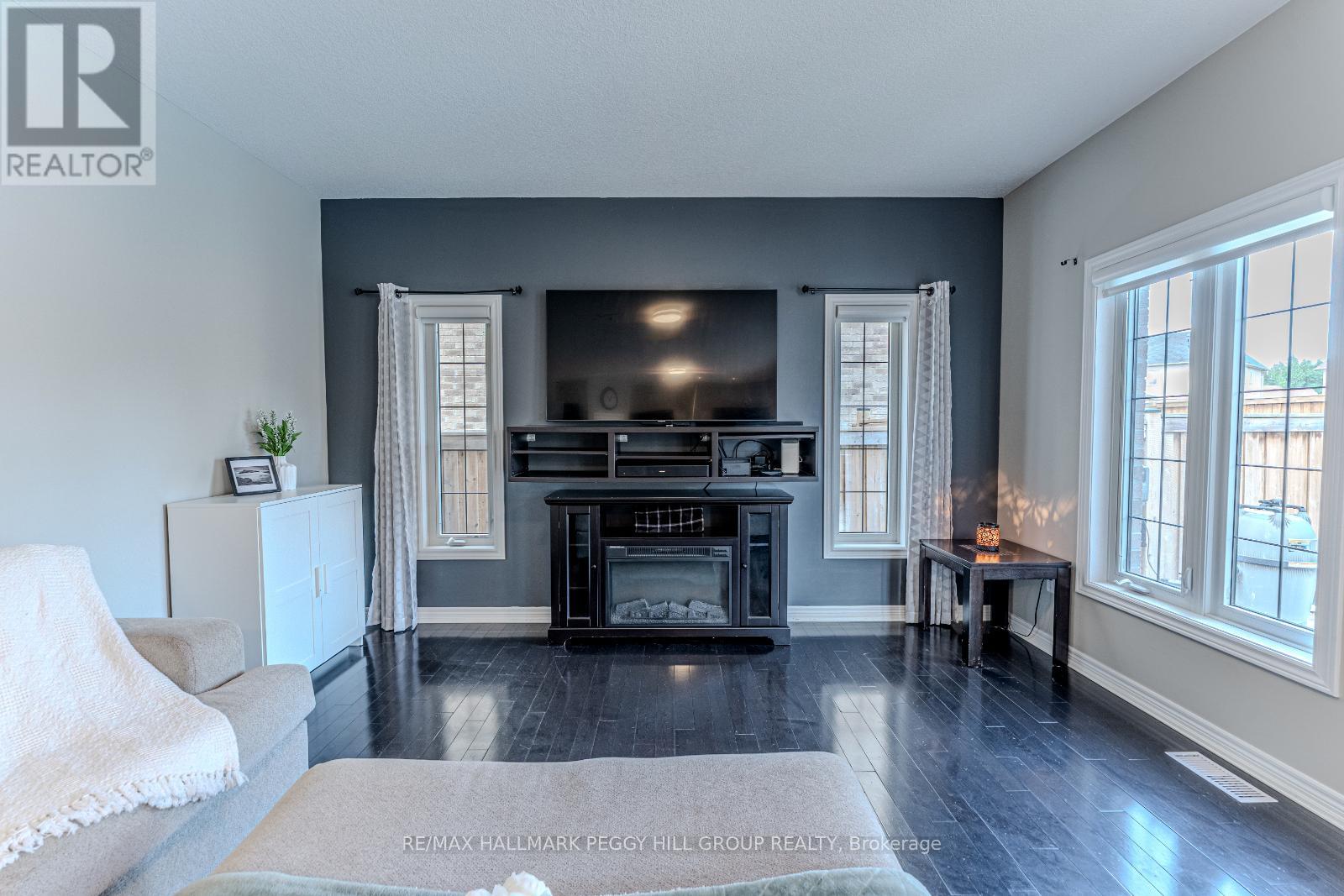 Photo 4 of 14 Arnold Crescent, Essa ON