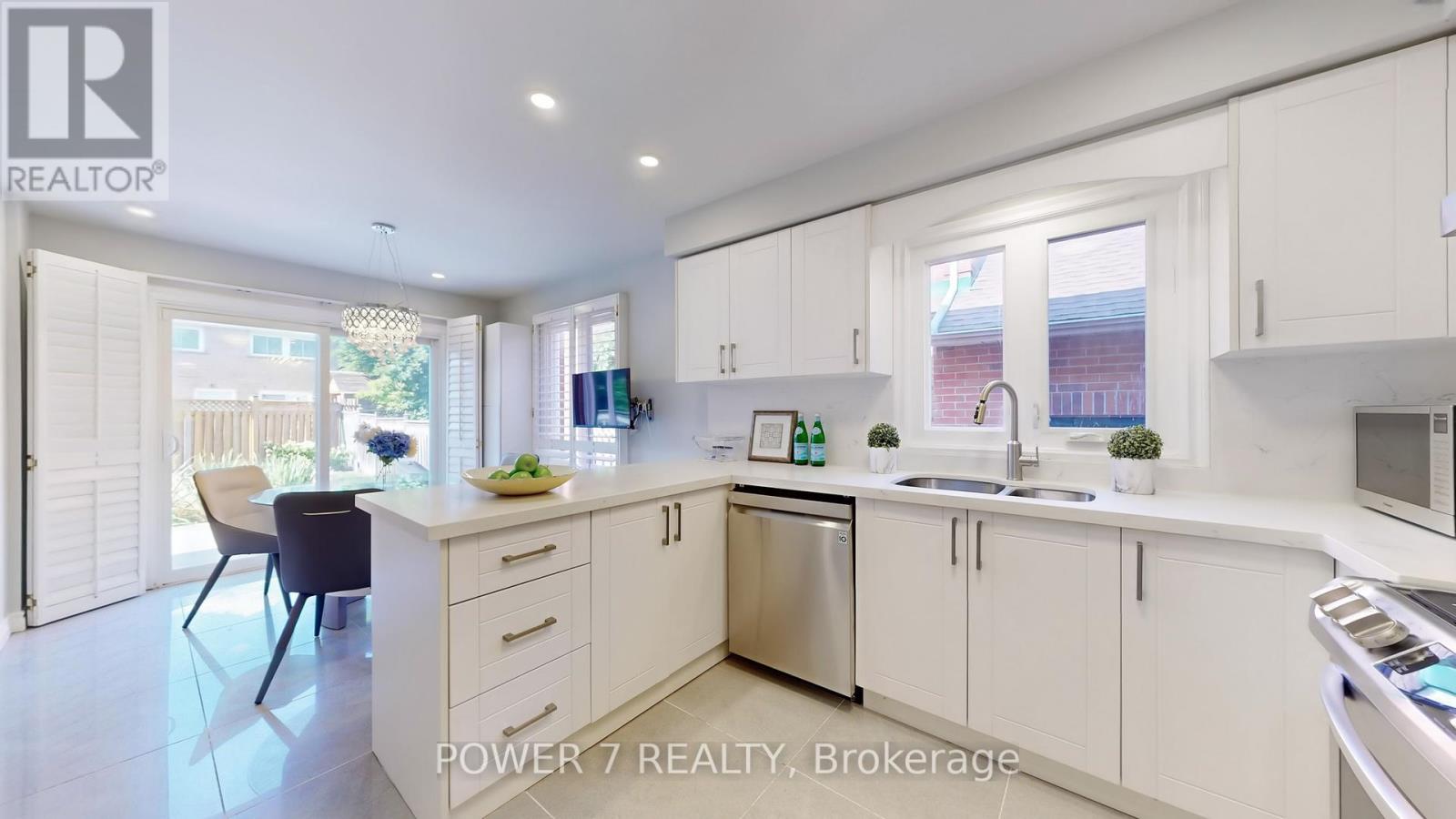 Photo 14 of 200 Carrington Drive, Richmond Hill ON