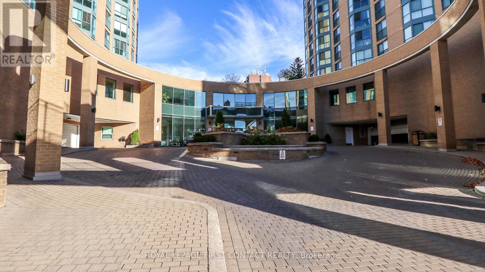 Photo 3 of 811 150 Dunlop Street E, Barrie ON