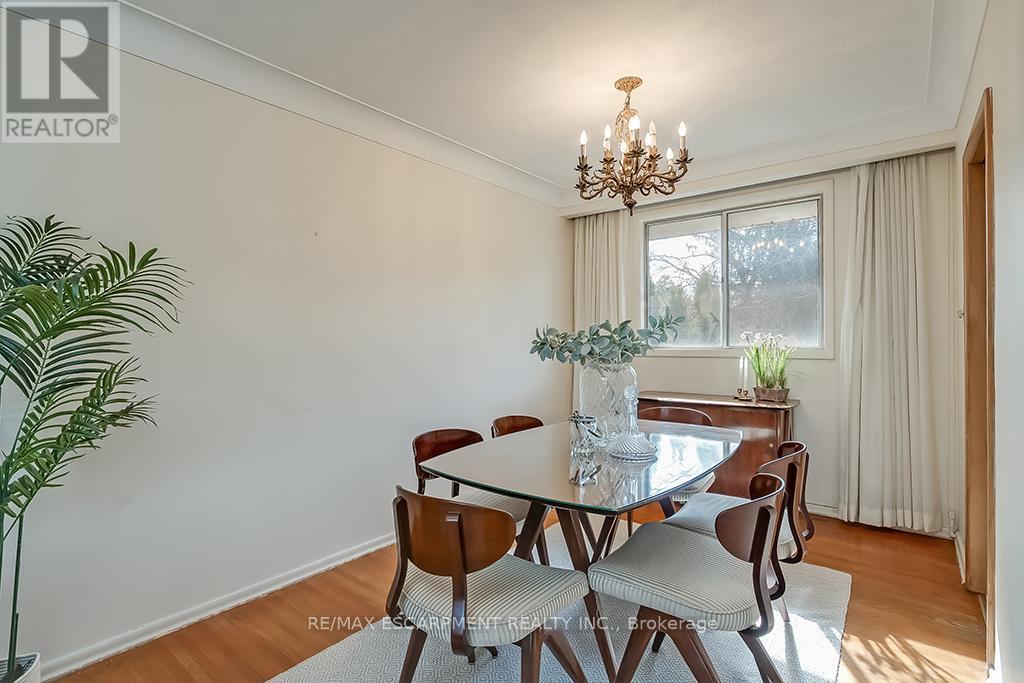 Photo 3 of 363 East Side Crescent, Burlington ON