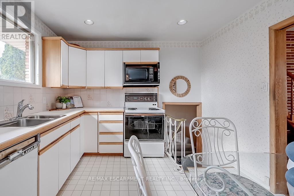 Photo 22 of 363 East Side Crescent, Burlington ON