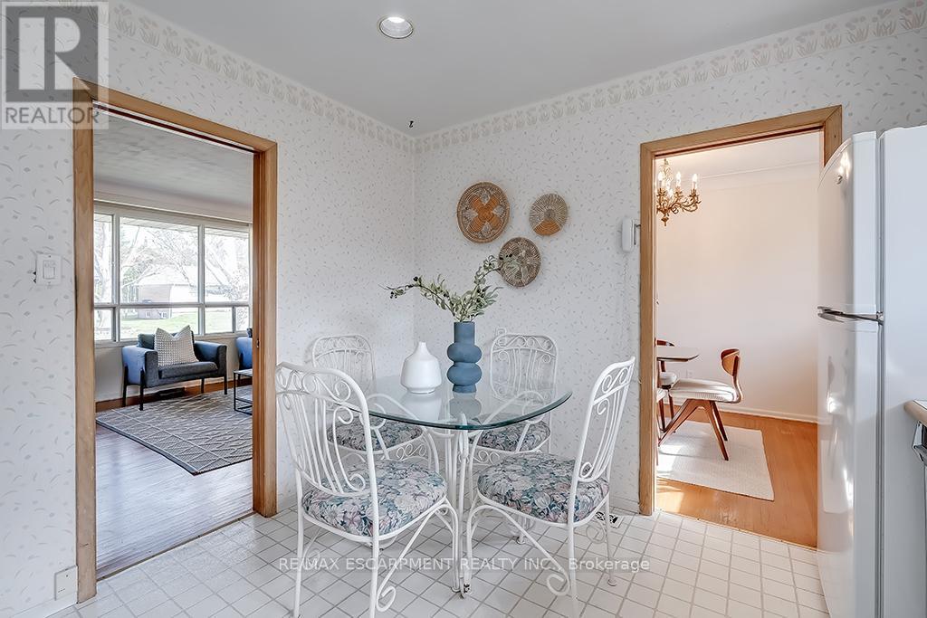 Photo 5 of 363 East Side Crescent, Burlington ON