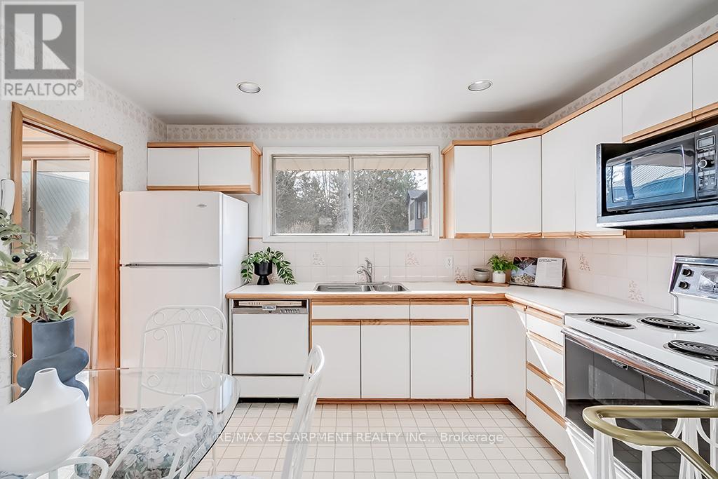 Photo 19 of 363 East Side Crescent, Burlington ON