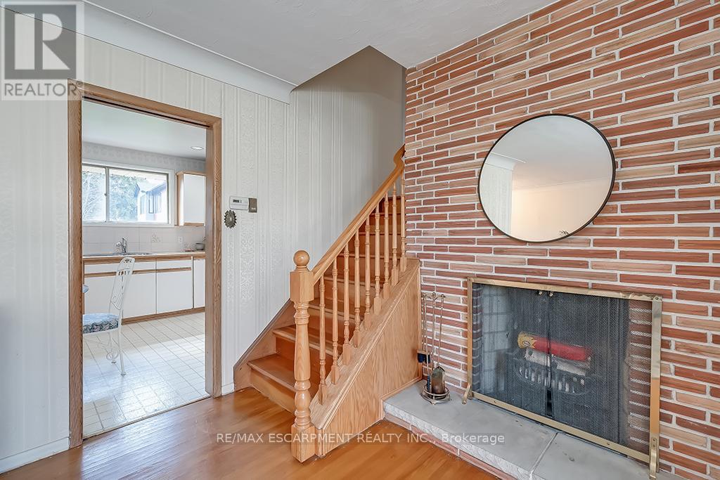 Photo 13 of 363 East Side Crescent, Burlington ON