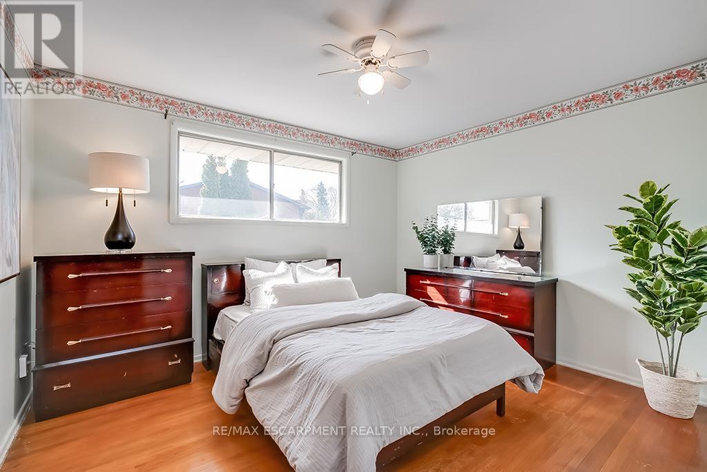 Photo 21 of 363 East Side Crescent, Burlington ON