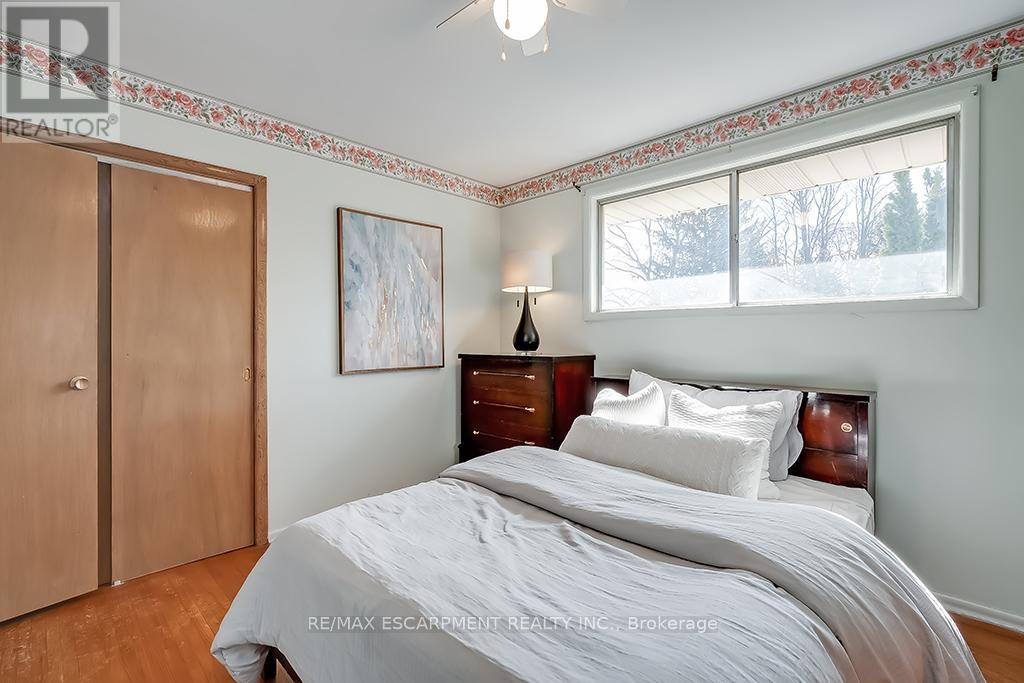 Photo 18 of 363 East Side Crescent, Burlington ON
