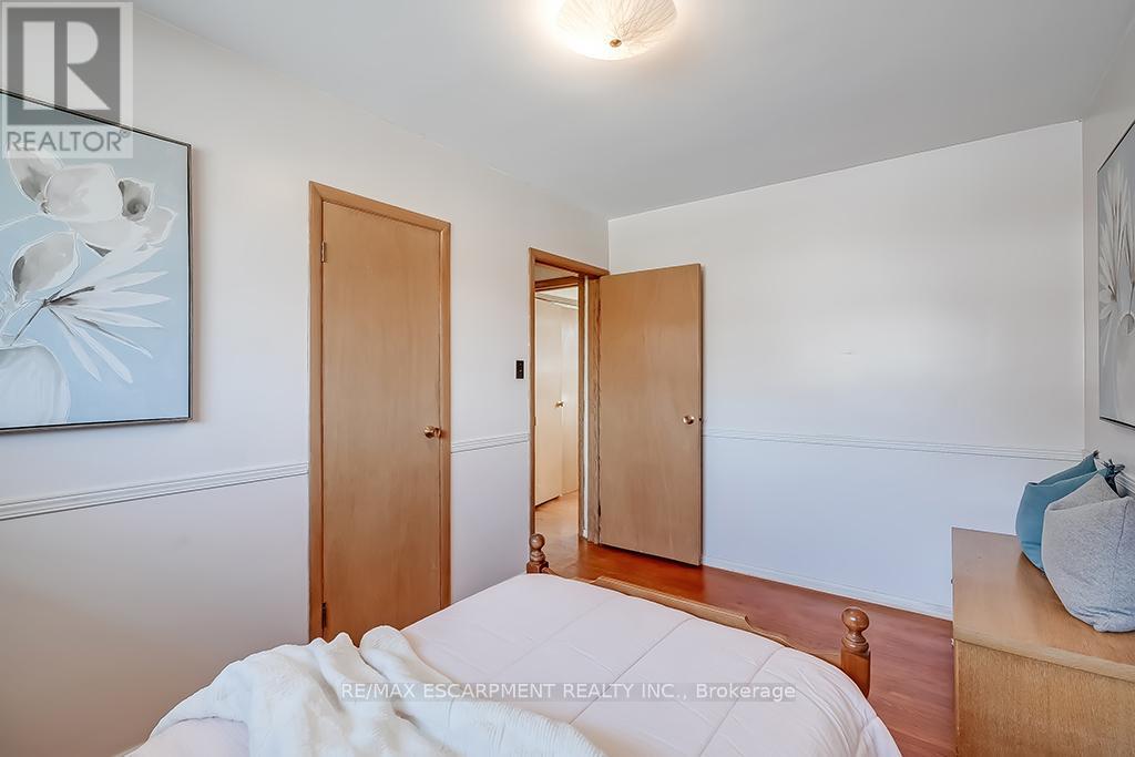 Photo 16 of 363 East Side Crescent, Burlington ON