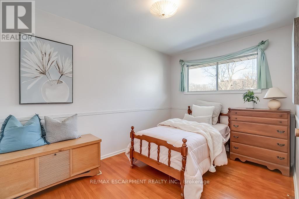 Photo 11 of 363 East Side Crescent, Burlington ON