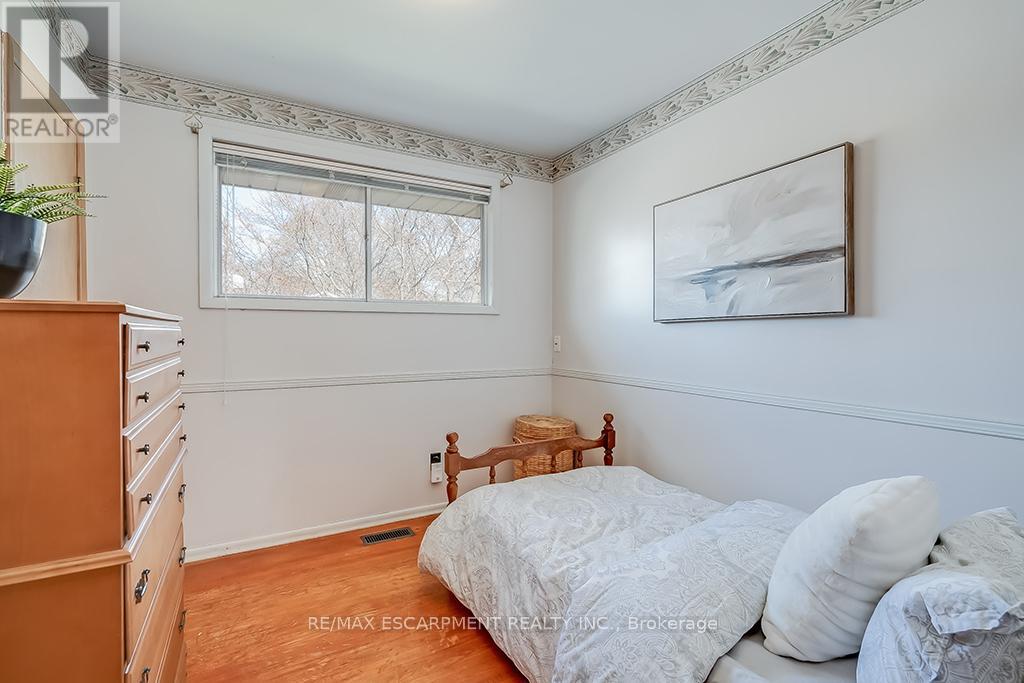 Photo 12 of 363 East Side Crescent, Burlington ON