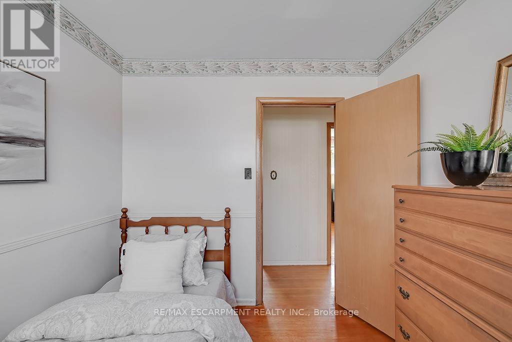 Photo 17 of 363 East Side Crescent, Burlington ON