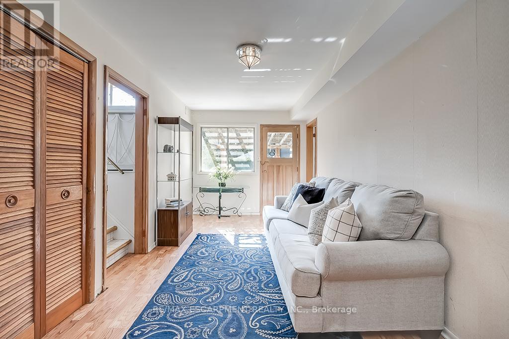 Photo 10 of 363 East Side Crescent, Burlington ON