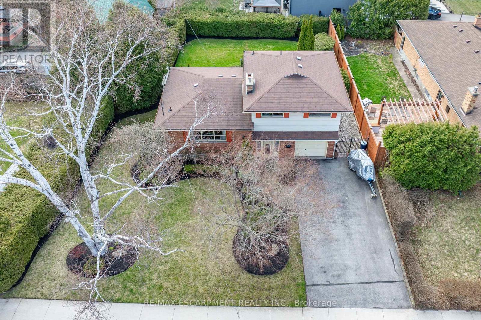 Photo 9 of 363 East Side Crescent, Burlington ON