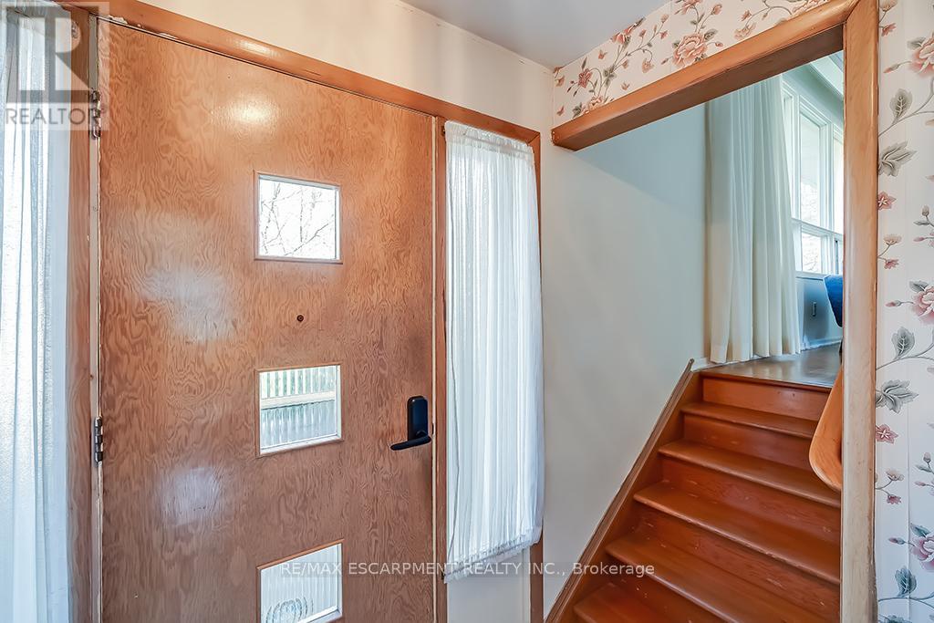 Photo 4 of 363 East Side Crescent, Burlington ON