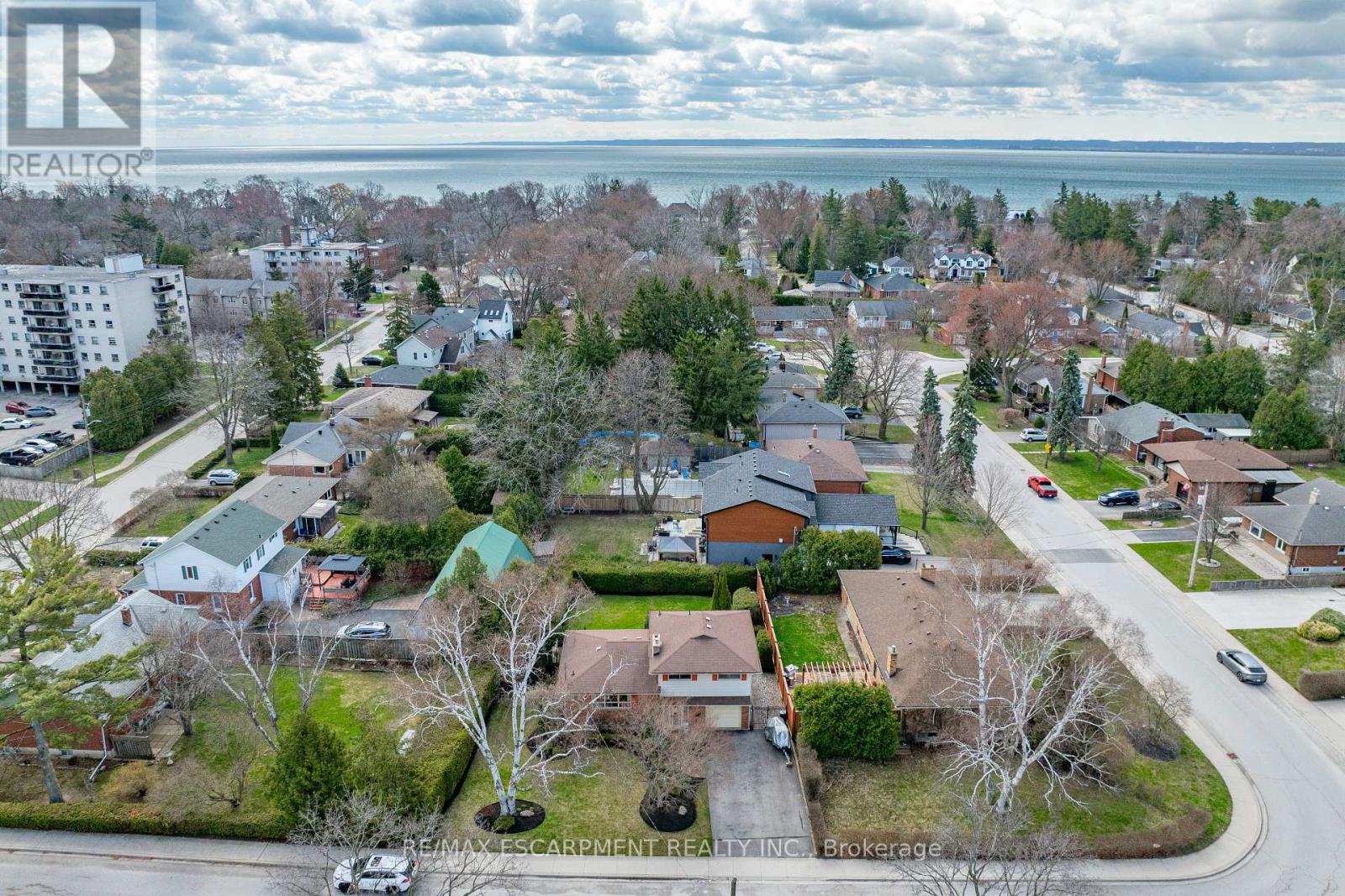 Photo 34 of 363 East Side Crescent, Burlington ON