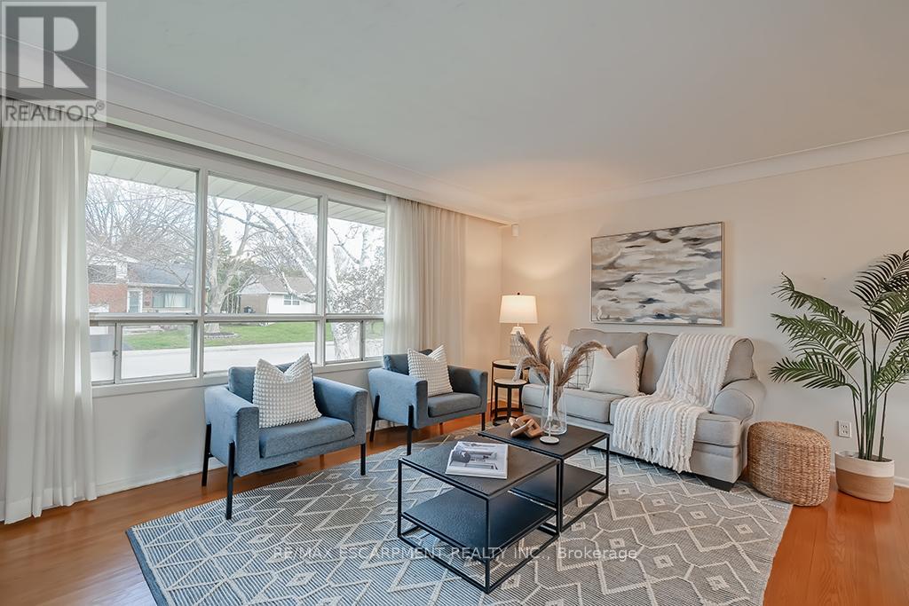 Photo 7 of 363 East Side Crescent, Burlington ON
