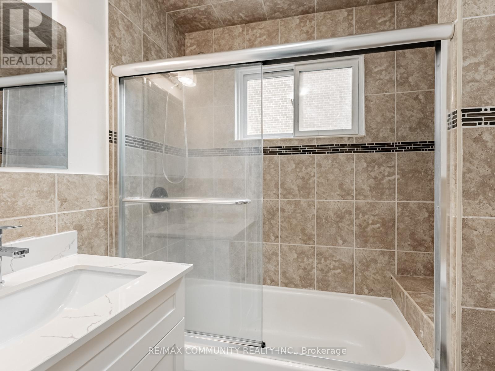 Photo 9 of 5 Langwith Court, Brampton ON
