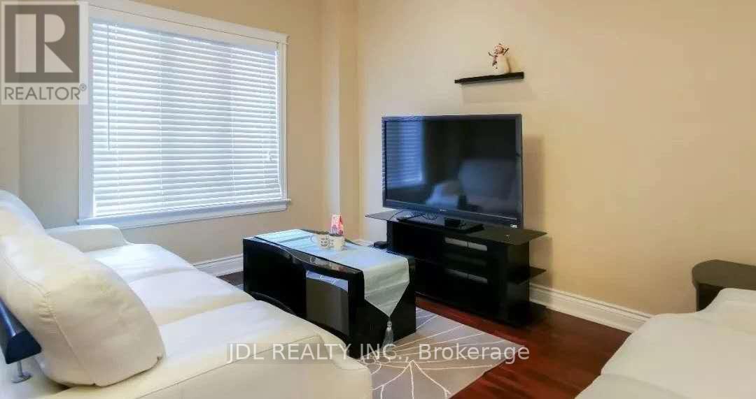 Photo 4 of 198 A Finch Avenue E, Toronto ON