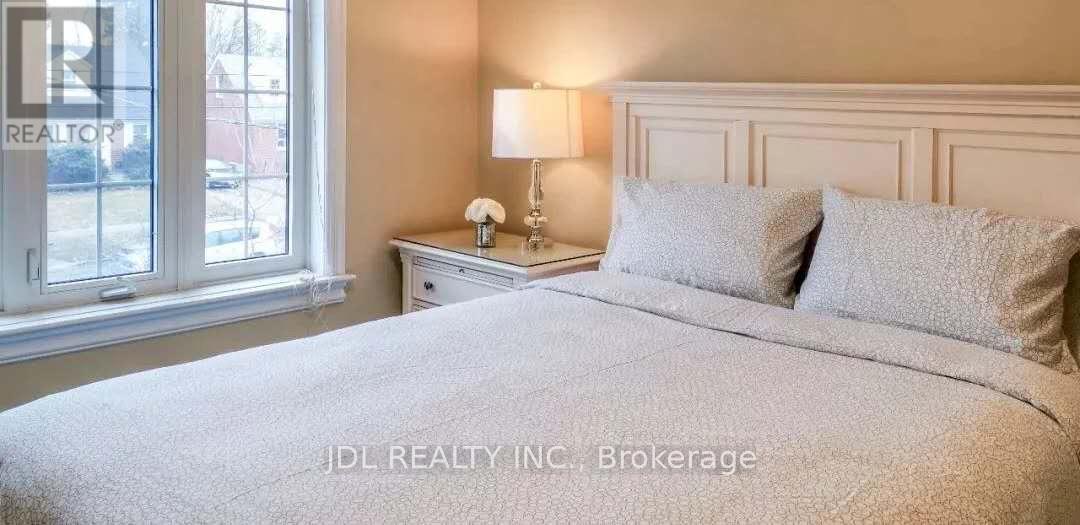 Photo 5 of 198 A Finch Avenue E, Toronto ON