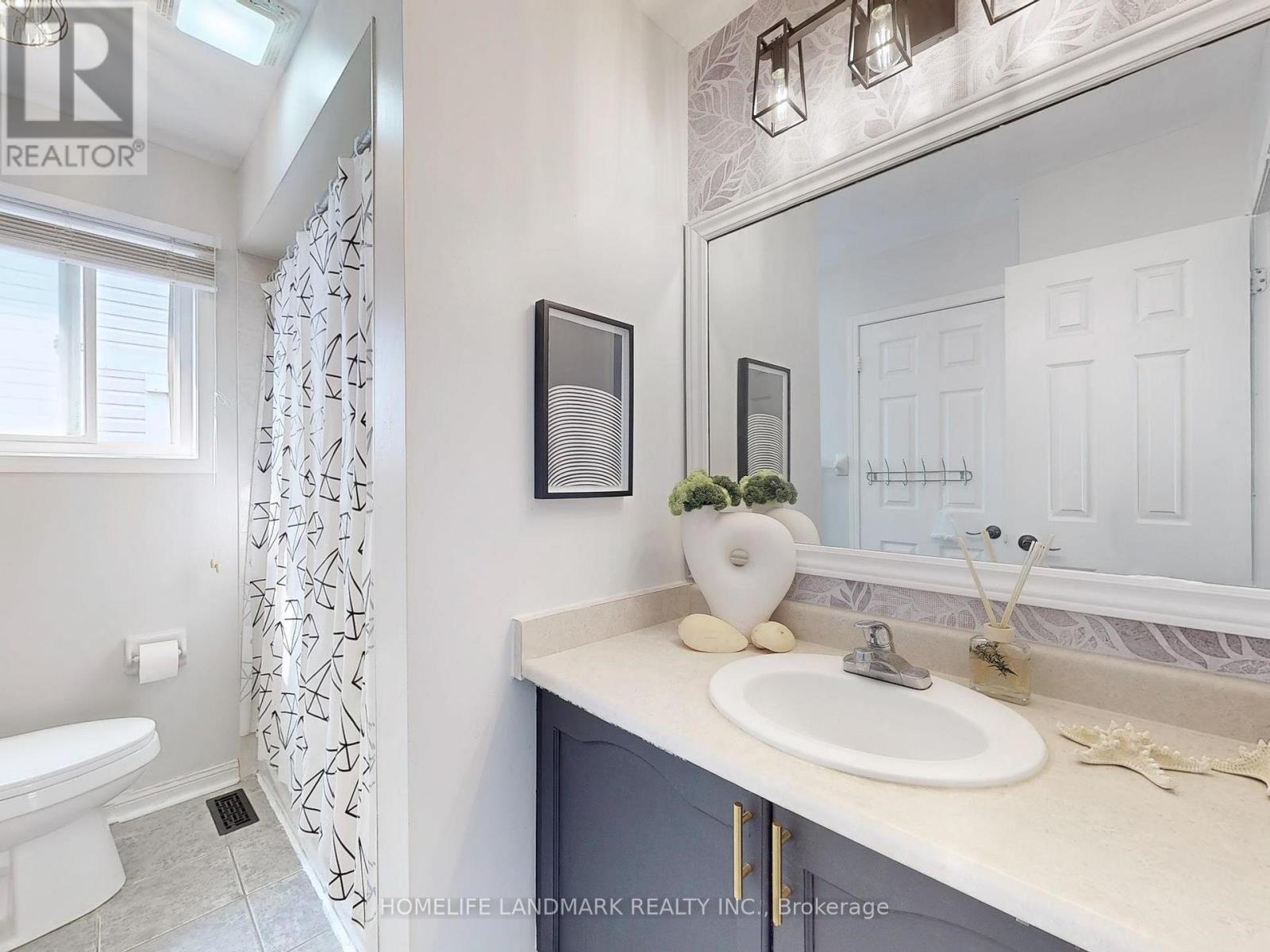 Photo 17 of 117 Toscana Drive, Whitby ON
