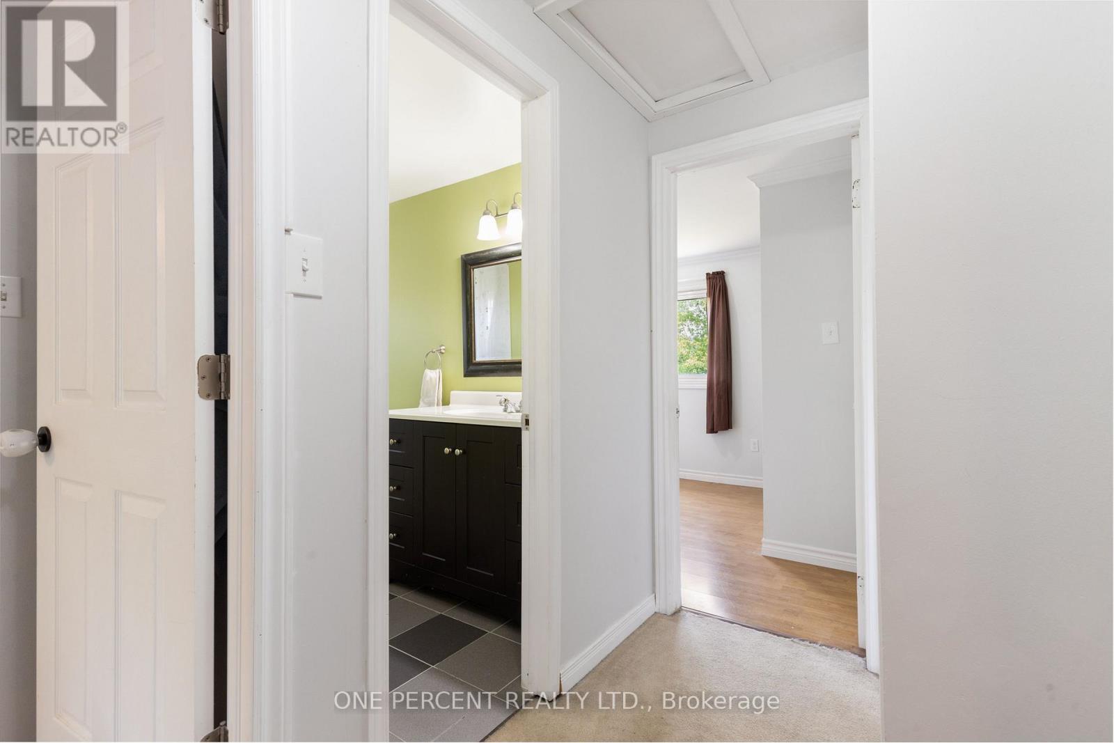 Photo 12 of 11 Beecroft Court, Whitby ON
